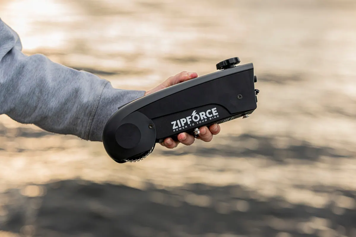 Zipforce-motorn i en hand